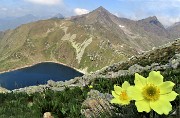 36 Vista sul Lago Moro e verso Passo di Valcervia e  Monte Toro